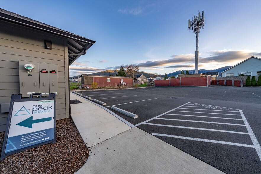 More Photos Of 296 S Pacific Hwy, Talent Medical For Sale