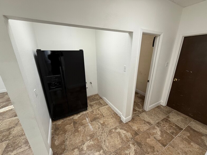 More Photos Of 9809 McCullough Ave, San Antonio Warehouse For Lease