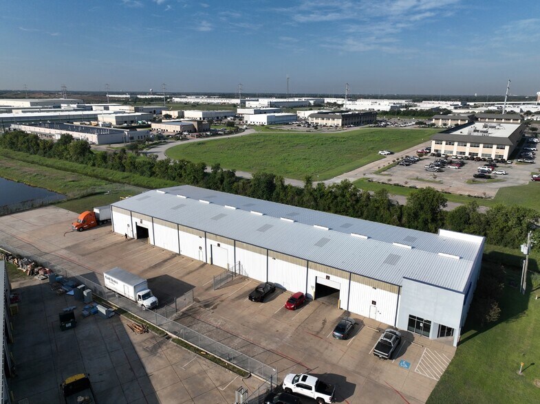 More Photos Of 4800 Railroad St, Deer Park Warehouse For Lease