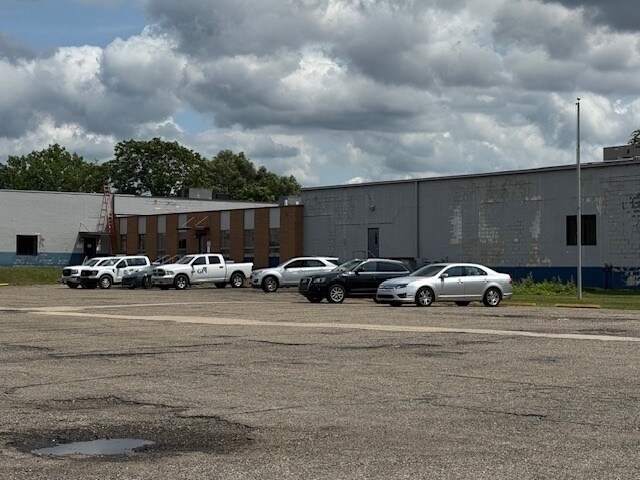 More Photos Of 557 E Tallmadge Ave, Akron Warehouse For Lease