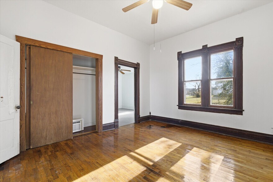 More Photos Of 722 N Maple Ave, Mountain Grove Office For Sale