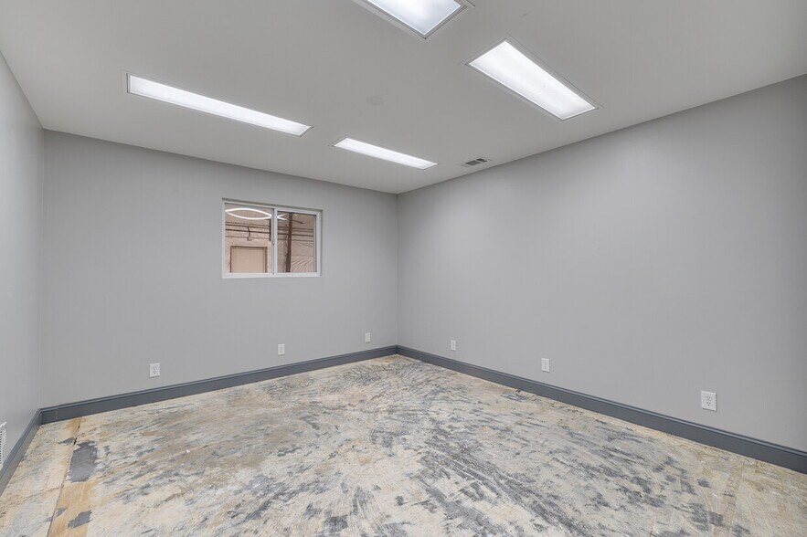More Photos Of 1294 Midland Trl, Milton Flex For Sale