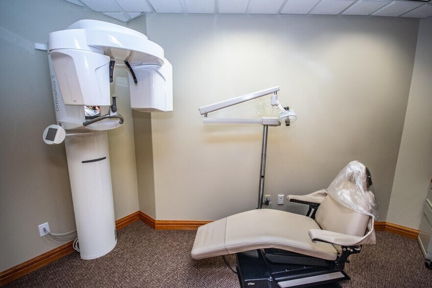 More Photos Of 1305 Chestnut St, West Bend Medical For Lease