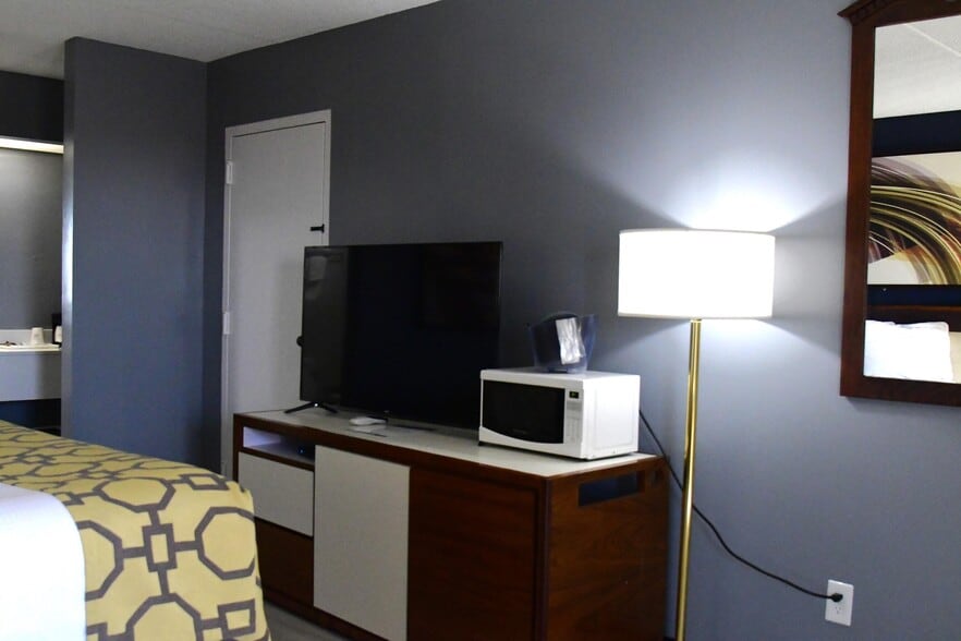 More Photos Of 2075 Highway 192 W, London Hotel For Sale