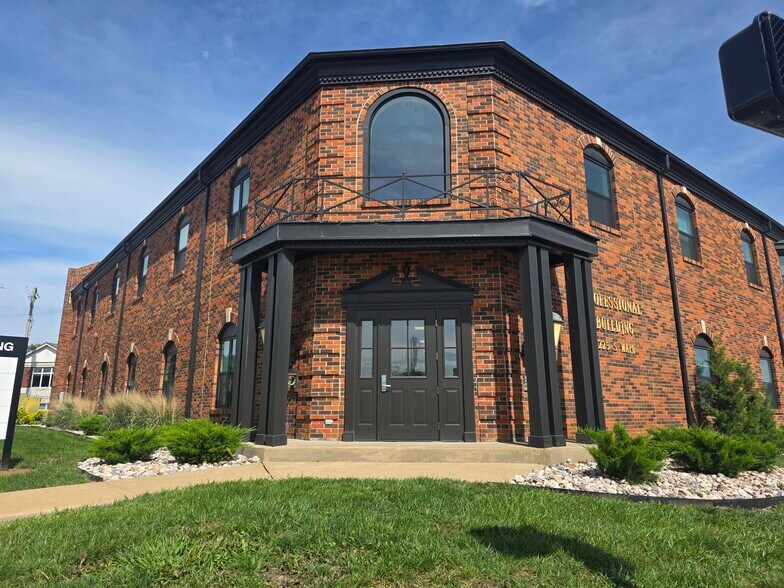 More Photos Of 225 S Main St, O'Fallon Office For Lease
