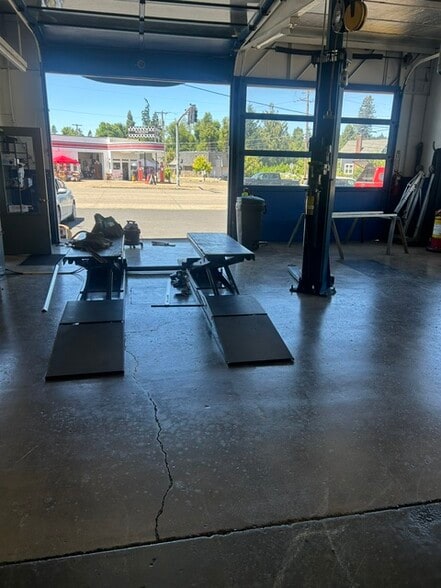 More Photos Of 424 S Pacific Hwy, Cottage Grove Auto Repair For Sale