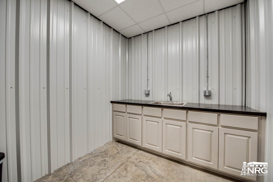 More Photos Of 2104 E County Road 130, Midland Warehouse For Lease