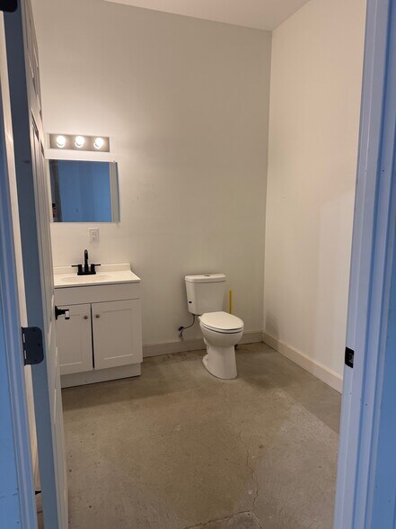 More Photos Of 810 E Main St, Westfield Flex For Sale