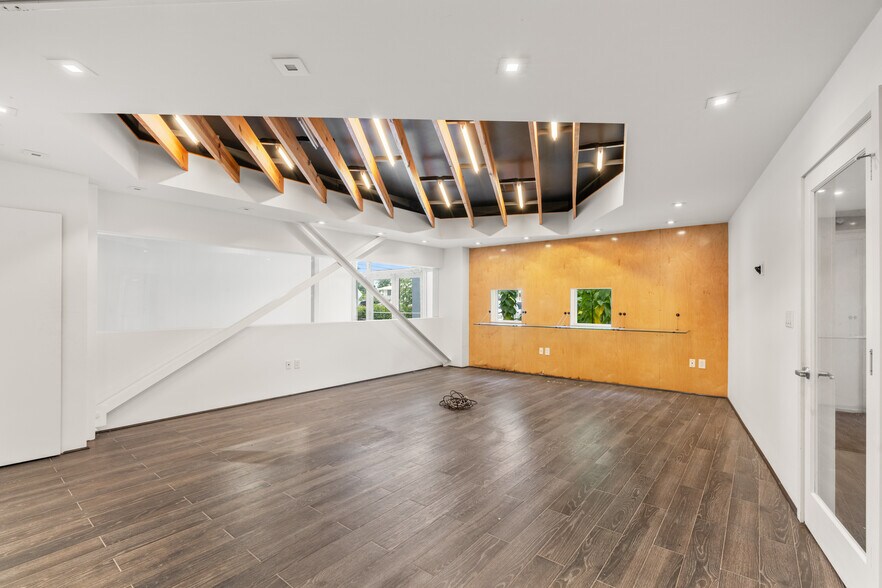 More Photos Of 3075 NW South River Dr, Miami Storefront Retail Office For Lease