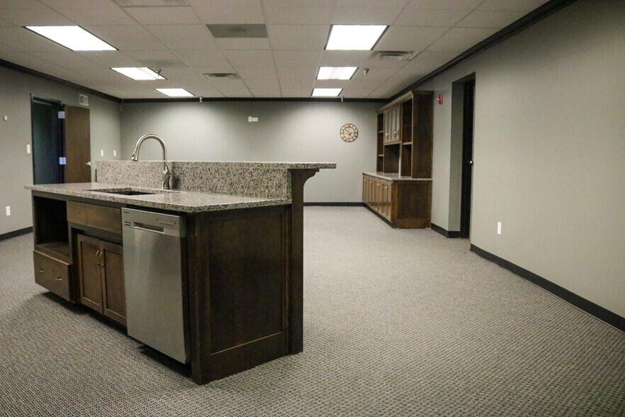More Photos Of 3730 S Elizabeth St, Independence Medical For Lease