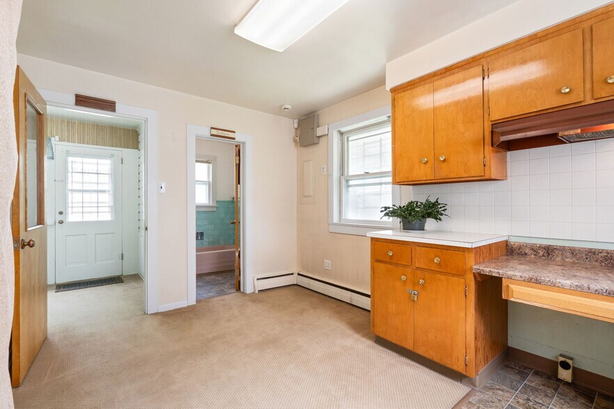 More Photos Of 609 Main St, Windsor Office For Sale