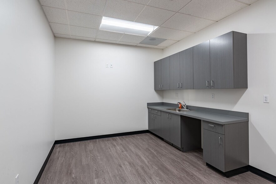 More Photos Of 19295-19375 NE Riverside Pky, Portland Warehouse For Lease