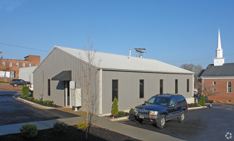 More Photos Of 106 E Main St, Easley Freestanding For Lease