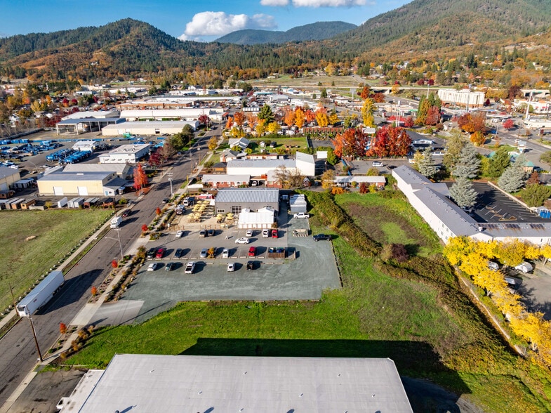 More Photos Of 1863 NW Washington Blvd, Grants Pass General Retail For Sale