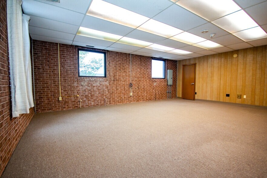 More Photos Of 1300 Jefferson Blvd, Warwick Showroom For Lease