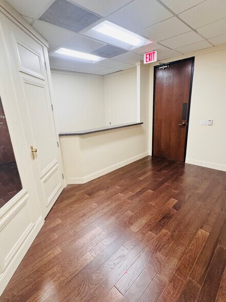 More Photos Of 21731 Ventura Blvd, Woodland Hills Medical For Lease