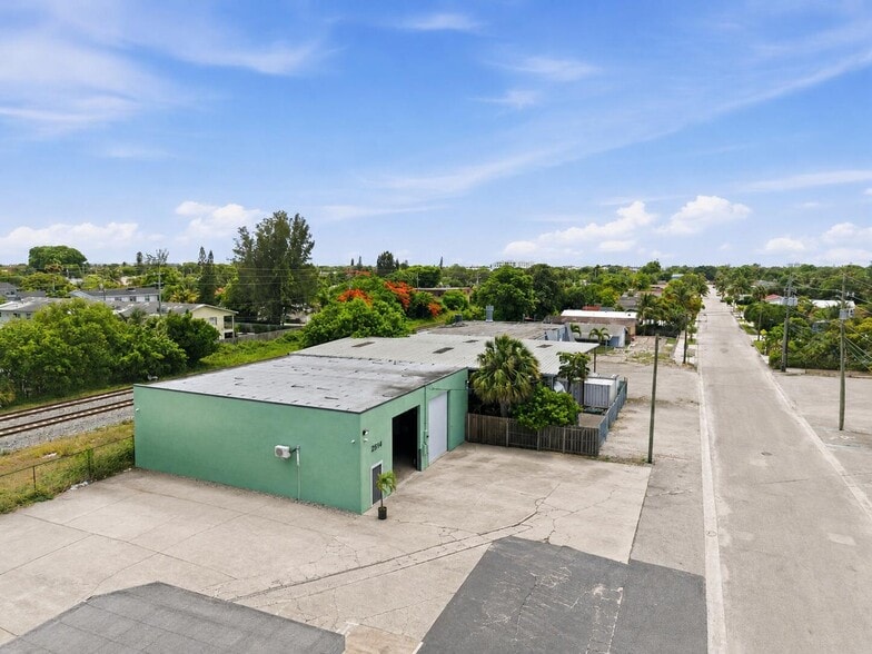 More Photos Of 2514 Park St, Lake Worth Warehouse For Lease