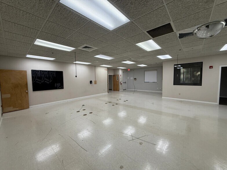 More Photos Of 7565-7575 Commerce Ct, Sarasota Flex For Sale