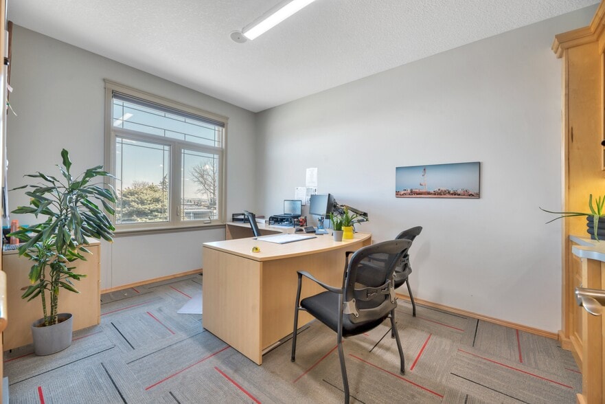 More Photos Of 118 Canal Gdns, Strathmore Light Distribution For Sale