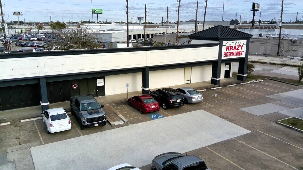 More Photos Of 11555 S Wilcrest Dr, Houston Storefront For Lease