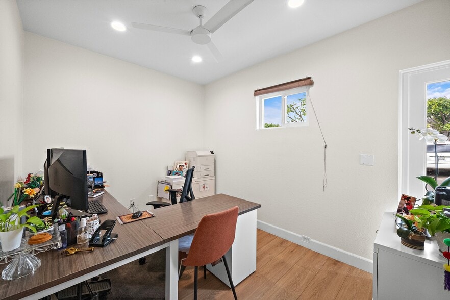 More Photos Of 1495 Glenneyre St, Laguna Beach Freestanding For Lease