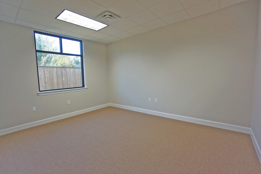 More Photos Of 633 E Fernhurst Dr, Katy Medical For Lease