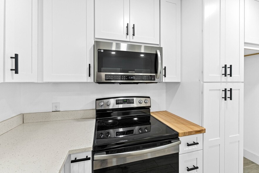 More Photos Of 13747 US Highway 87 S, Adkins Flex For Lease