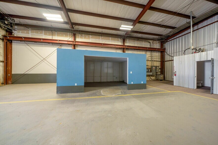 More Photos Of 2833 Roosevelt Ave, San Antonio Industrial For Lease