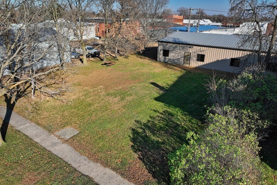 More Photos Of 1703 Laurel St, Tyndall Manufacturing For Sale