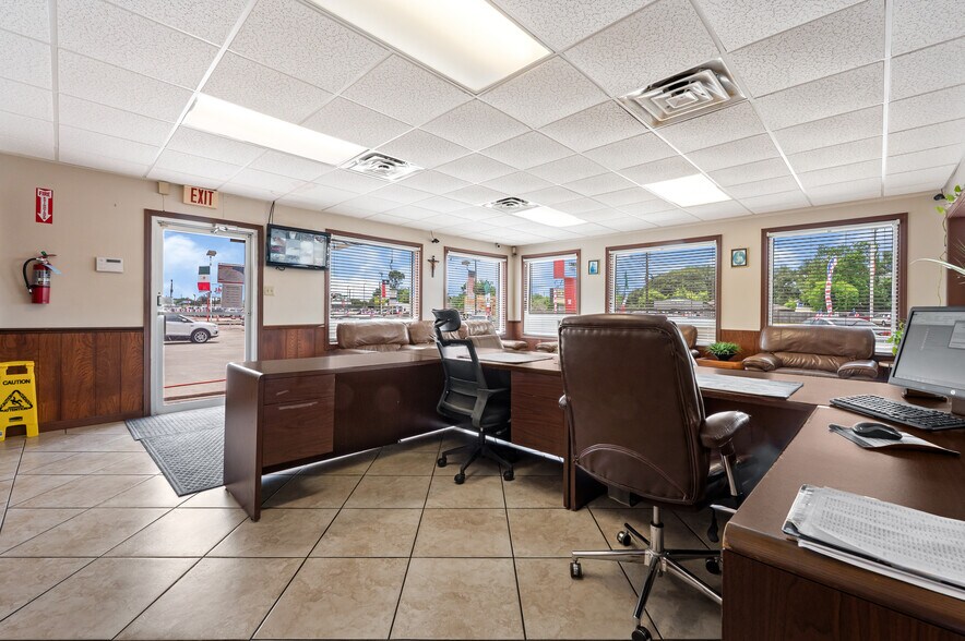 More Photos Of 411 Spencer Hwy, South Houston Auto Dealership For Lease