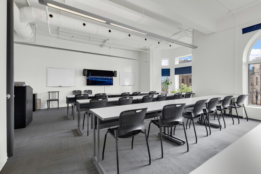 More Photos Of 525 Rue Sherbrooke E, Montréal Office For Lease