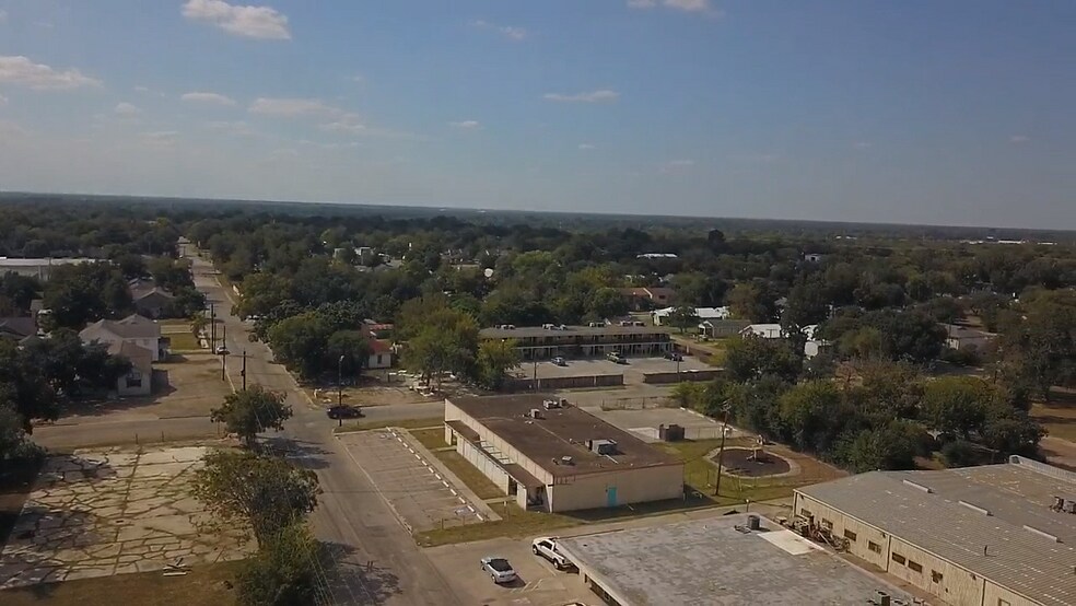 More Photos Of 402 E Guadalupe St, Victoria Freestanding For Sale