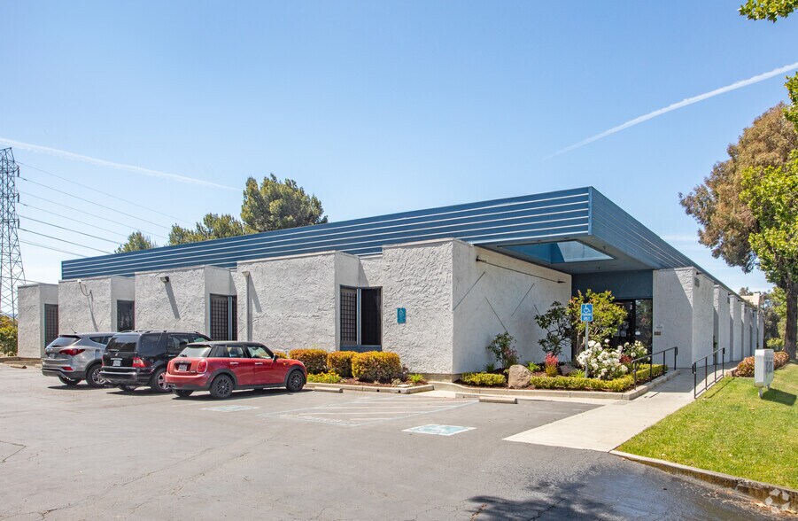 More Photos Of 3500-3550 W Bayshore Rd, Palo Alto Flex For Sale