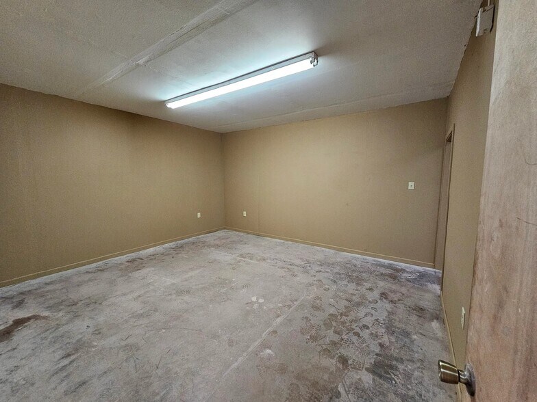 More Photos Of 757 S Treadaway Blvd, Abilene Distribution For Lease