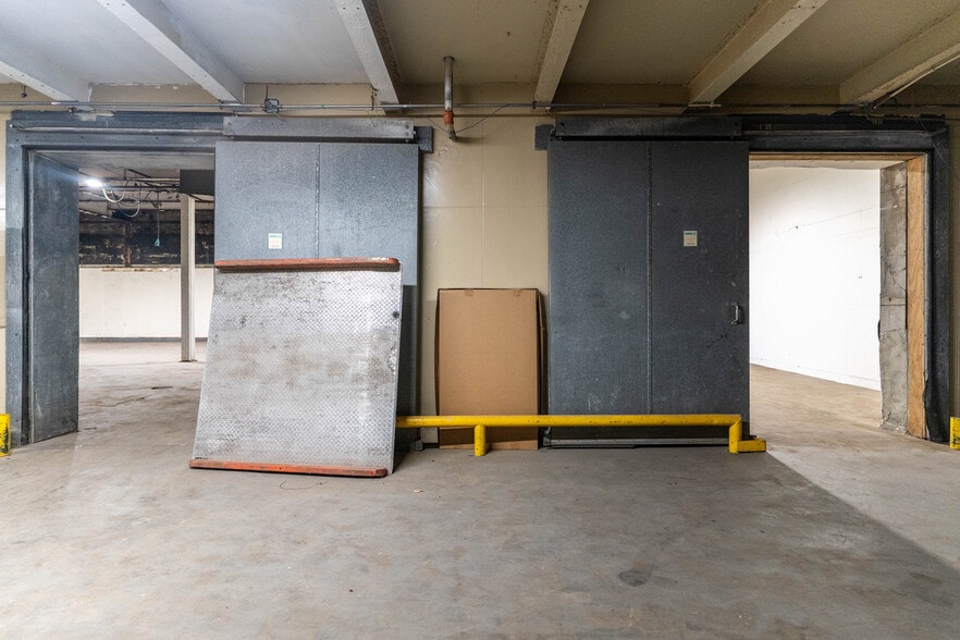More Photos Of 1400 E 2nd St, Kansas City Manufacturing For Lease