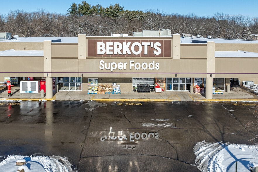 More Photos Of 690 W State St, Burlington Supermarket For Sale