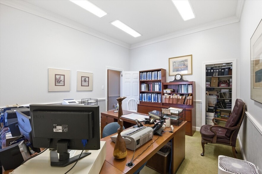 More Photos Of 717 E 1st St, Humble Office Residential For Sale
