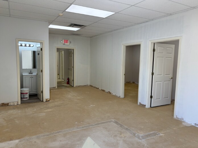 More Photos Of 8-20 Worthington Access Dr, Maryland Heights Flex For Lease