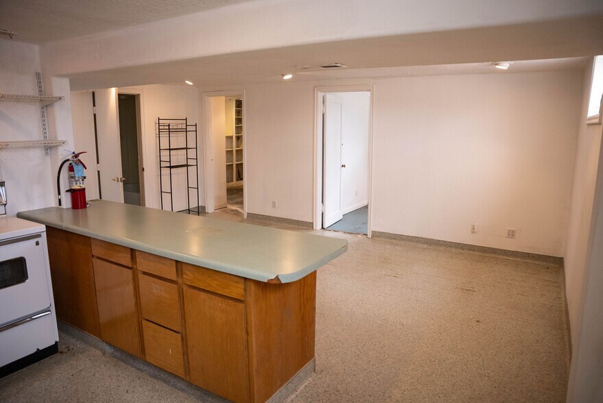 More Photos Of 1545 W State St, Hurricane Veterinarian Kennel For Lease