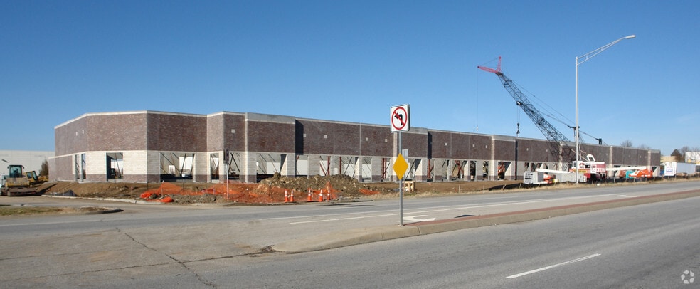 More Photos Of 10000-10098 Lackman Rd, Lenexa Flex For Lease