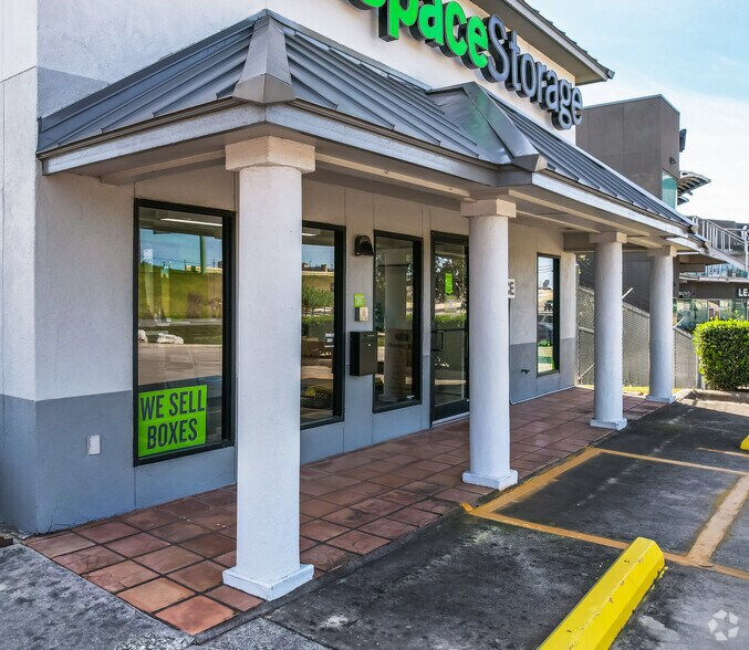 More Photos Of 202 N Loop 1604 W, San Antonio Self Storage For Lease