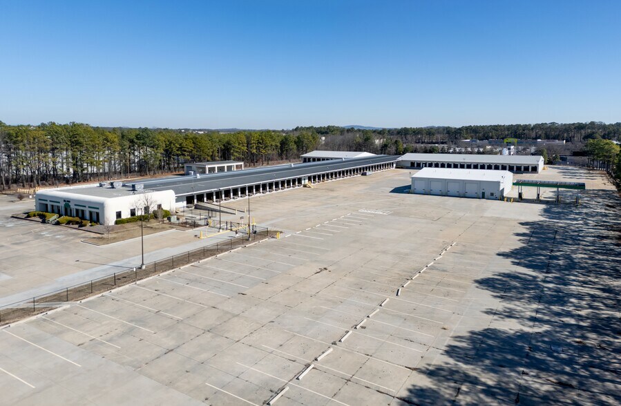 More Photos Of 2400 Barrett Lakes Blvd, Kennesaw Truck Terminal For Lease