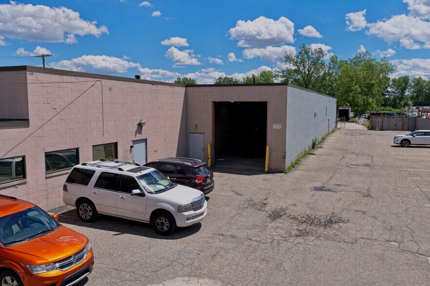 More Photos Of 25215 Glendale St, Redford Township Warehouse For Lease