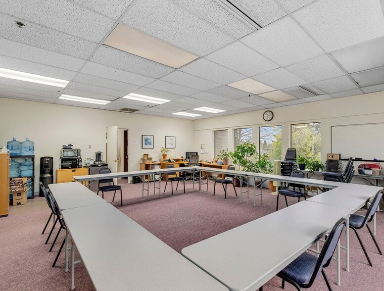 More Photos Of 8383 NE Sandy Blvd, Portland Office For Sale