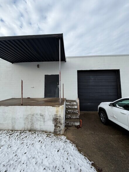 More Photos Of 156 Main St, Warsaw Freestanding For Lease