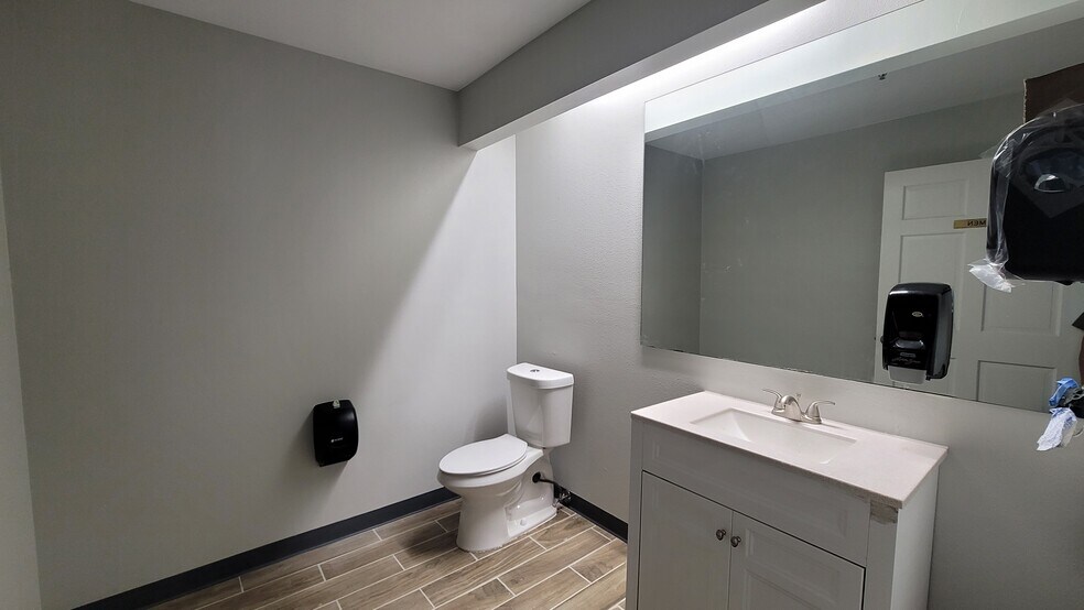 More Photos Of 3445 Highland Rd, Dallas Office For Sale