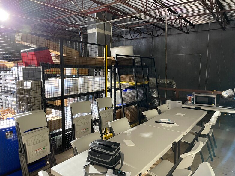 More Photos Of 6600-6626 Kingspointe Pky, Orlando Distribution For Lease