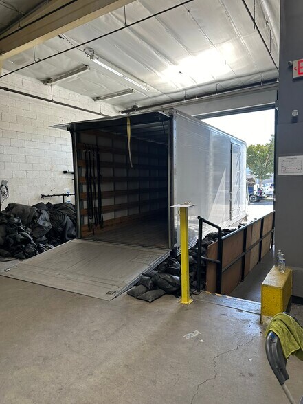More Photos Of 2901-2905 Winona Ave, Burbank Manufacturing For Lease