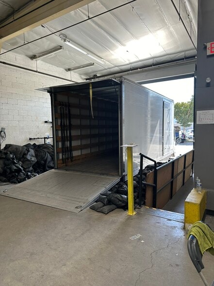 More Photos Of 2905 Winona Ave, Burbank Manufacturing For Lease