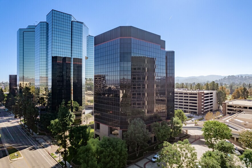 More Photos Of 21800 Oxnard St, Woodland Hills Office For Lease
